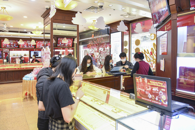 Trau vang 9999 tran ngap thi truong truoc ngay Than Tai