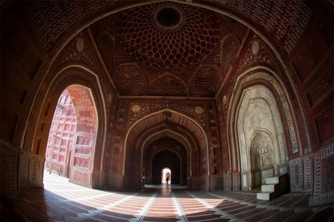 Thêm vào đó, mọi người không được phép ăn uống, làm ồn hoặc hút thuốc bên trong đền, ngay cả điện thoại cũng phải chuyển sang chế độ im lặng thì mới được đi tham quan.