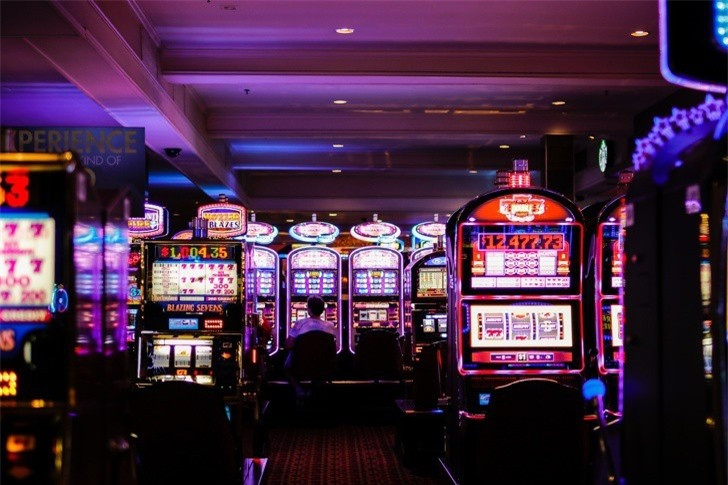 Một số sòng bạc tại Las Vegas (Mỹ): Một số sòng bạc nổi tiếng tại Las Vegas nghiêm cấm khách tham quan chụp ảnh và lan truyền trên mạng xã hội vì lý do đảm bảo các biện pháp an toàn như ngăn chặn những vụ cướp có thể xảy ra, bảo vệ thông tin cá nhân của du khách có mặt tại đây. Trước đây, hầu hết các sòng bạc trong thành phố đều bị cấm chụp hình. Nhưng theo thời gian, chỉ còn một số nơi bị hạn chế bởi quy định này. 