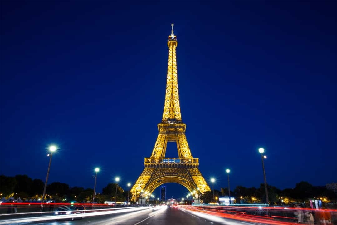 Tháp Eiffel, Pháp: Bạn có thể chụp ảnh tự do vào ban ngày, nhưng chụp ảnh vào ban đêm sẽ bị phạt bản quyền. Cụ thể, hệ thống chiếu sáng vào ban đêm của tháp Eiffel đã được công nhận là một loại hình nghệ thuật và được bảo vệ bởi luật bản quyền. Tuy nhiên, nếu bạn chỉ dùng điện thoại chụp và lưu giữ làm kỷ niệm thì không thành vấn đề!