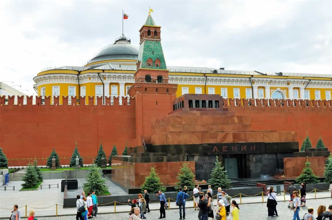 Lăng Lenin, Nga: Tượng đài được đặt tại quảng trường Đỏ của Moscow. Đây là nơi cất giữ thi hài của nhà lãnh đạo sáng lập Liên bang Xô Viết, Vladimir Ilitch Ulianov.