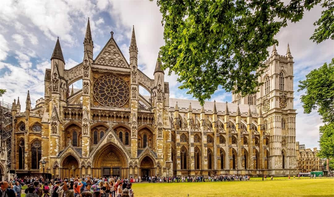 Tu viện Westminster (Anh): Nhà thờ theo kiến trúc Gothic nổi tiếng tại thủ đô London nước Anh này cũng là một địa điểm nghiêm cấm du khách chụp ảnh và ghi hình bên trong, bởi ban quản lý cho rằng hành động này có thể sẽ phá vỡ bầu không khí linh thiêng và khiến mọi người không tập trung thưởng thức vẻ đẹp lịch sử độc đáo của tu viện. Nếu vẫn muốn sở hữu những bức hình chụp bên trong công trình, bạn có thể lên mạng tải về, tuy nhiên cũng không được phép chia sẻ lên mạng xã hội.