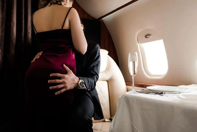 Nu tiep vien hang khong he lo goc toi gioi sieu giau tren chuyen co rieng-Hinh-2