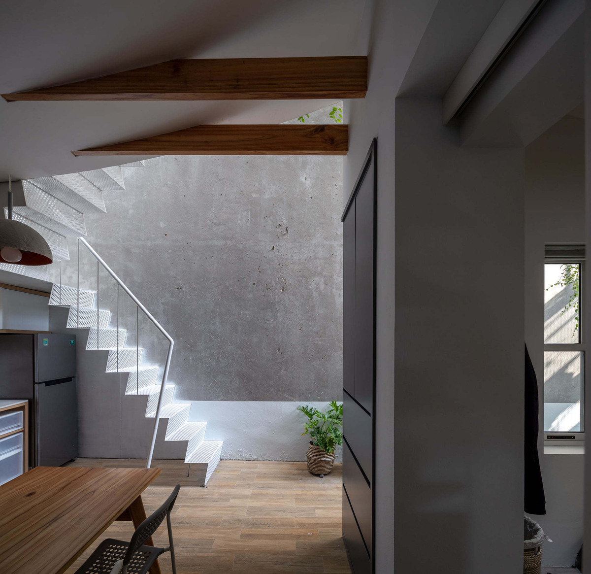 Cải tạo nhà bỏ hoang thành không gian nhiều nắng, cây xanh trong hẻm nhỏ ảnh 10