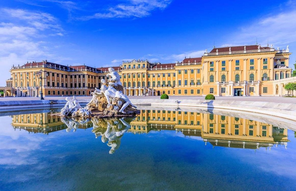 Được xây dựng vào thế kỷ 13 tại trung tâm thành phố Vienna, cung điện Hofburg là nơi sinh sống trước đây của nhiều vị vua thuộc triều đại Habsburg ở Áo. Được mở rộng nhiều lần qua các đời hoàng đế, ngày nay cung điện Hofburg có diện tích 240.000 m2 với 2.600 phòng. Đây hiện là nơi ở chính thức và nơi làm việc của Tổng thống Áo.