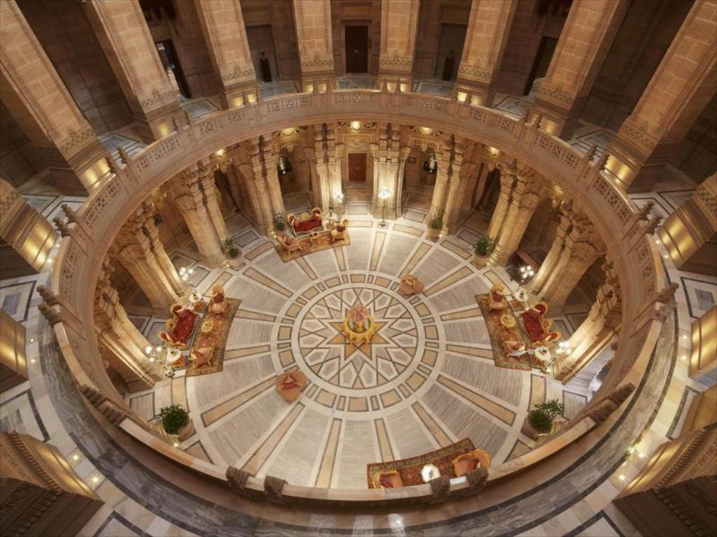 Nằm ở Jodhpur, Ấn Độ, Umaid Bhawan là một trong những cung điện đẹp bậc nhất trên thế giới. Đây là ngôi nhà của Gaj Singh và hoàng tộc Jodhpur trước đây. Cung điện này có 347 phòng. Việc xây dựng Cung điện Umaid Bhawan bắt đầu vào năm 1929 và phải mất 14 năm để hoàn thành.