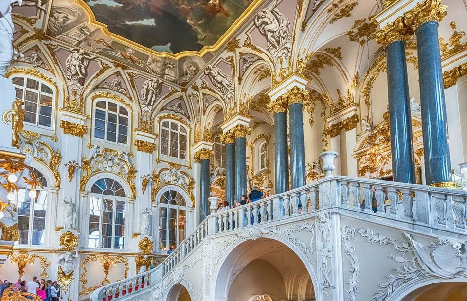  Cung điện Mùa Đông là một trong những tòa nhà tráng lệ nhất ở St. Petersburg (90.000 m2). Cung điện này đóng vai trò mang tính biểu tượng, chính trị và văn hóa trong lịch sử thành phố St. Petersburg và nước Nga. Các hoàng đế Nga đã sử dụng cung điện này làm nơi ở chính thức của họ từ năm 1732 đến năm 1917.