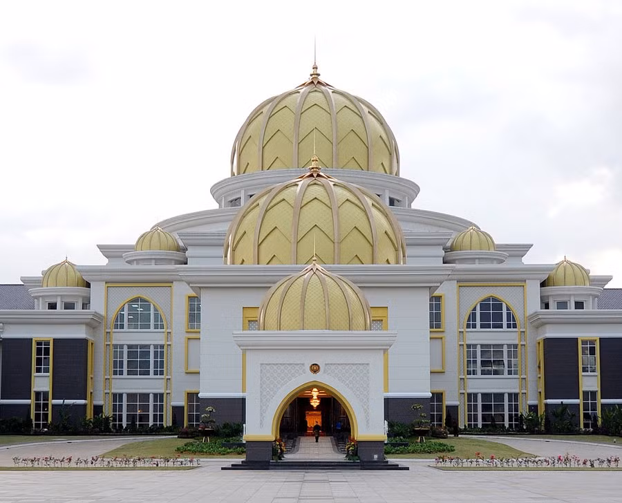  Cung điện Hoàng gia Malaysia Istana Negara là nơi ở chính thức của quốc vương Malaysia. Được xây dựng từ năm 2007, mở cửa năm 2011 với lối kiến trúc kết hợp giữa Hồi giáo và Mã Lai, cung điện này gồm các phân khu dành cho hoàng gia, các nghi lễ và khu quản lý, cùng một số tiện ích như sân golf, hồ nước, bể bơi, sân cầu lông và quần vợt trong nhà. Có diện tích lên tới 9.000 m2, Istana Negara hiện là một trong những cung điện xa hoa, lộng lẫy nhất trên thế giới.