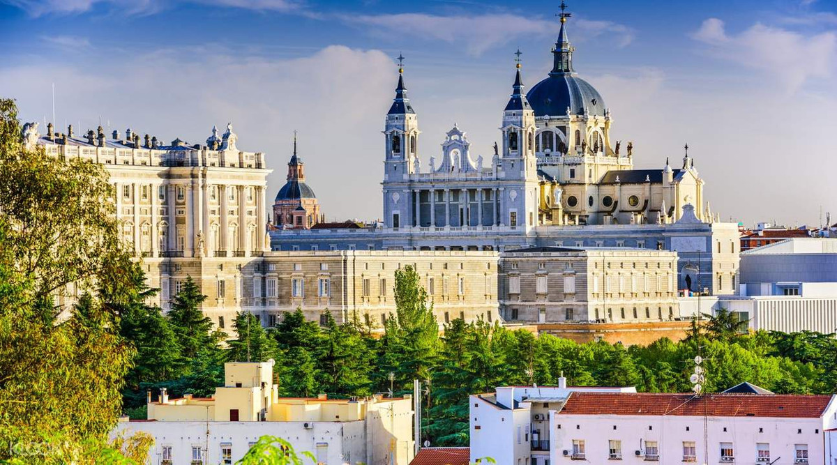  Cung điện Royal ở Madrid được xây trên nền của một pháo đài có từ thế kỷ thứ 9, dưới thời vương quốc Toledo. Mãi tới năm 1764, cung điện này mới được xây dựng thành nơi ở của Hoàng gia Tây Ban Nha. Với diện tích 134.000 m2, cung điện có 3.000 phòng, hơn 70 bậc thang được thiết kế bởi Sabatini, 240 ban công và 44 cầu thang. Ngày nay, cung điện Royal là nơi được Hoàng gia Tây Ban Nha chọn làm nơi tổ chức các nghi lễ.