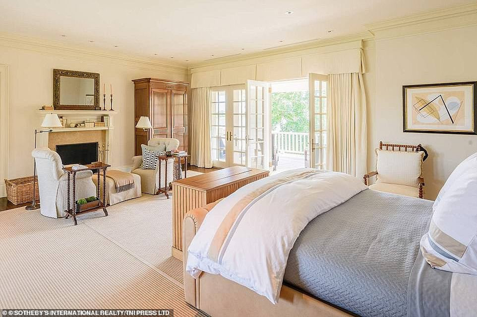 Phòng ngủ chính trang nhã, tràn ngập ánh sáng tự nhiên, được tích hợp với một ban công thoáng đãng để gia chủ thoải mái ngắm cảnh.