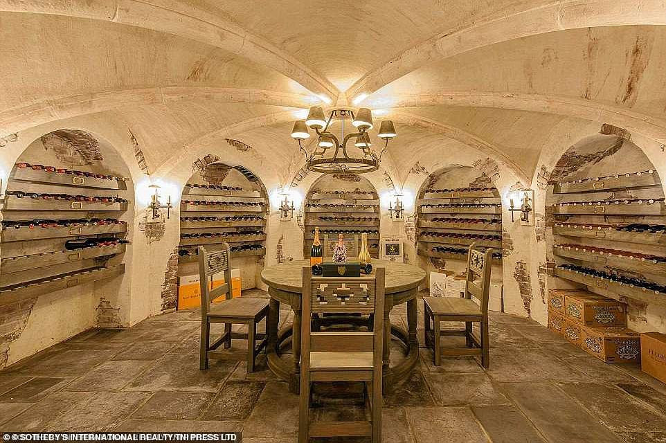 Hầm rượu độc đáo là một không gian thú vị để tiếp đón khách khứa, bạn bè.