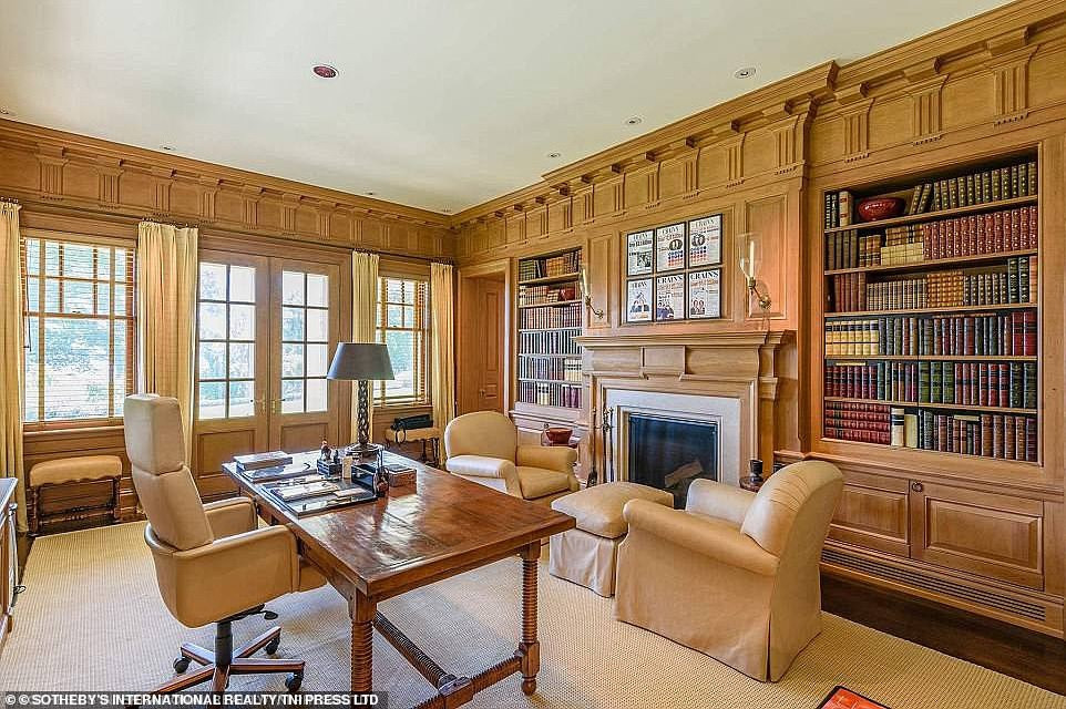 Thư viện tích hợp khu vực làm việc với những bức tường gỗ đem đến cảm giác sang trọng, ấm cúng.