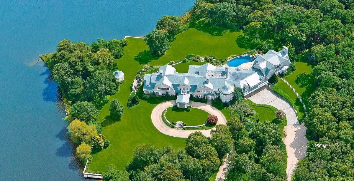 Bất động sản tọa lạc tại khu Hamptons của đảo Long, được vị tỷ phú mua vào năm 2004 với giá 45 triệu USD.