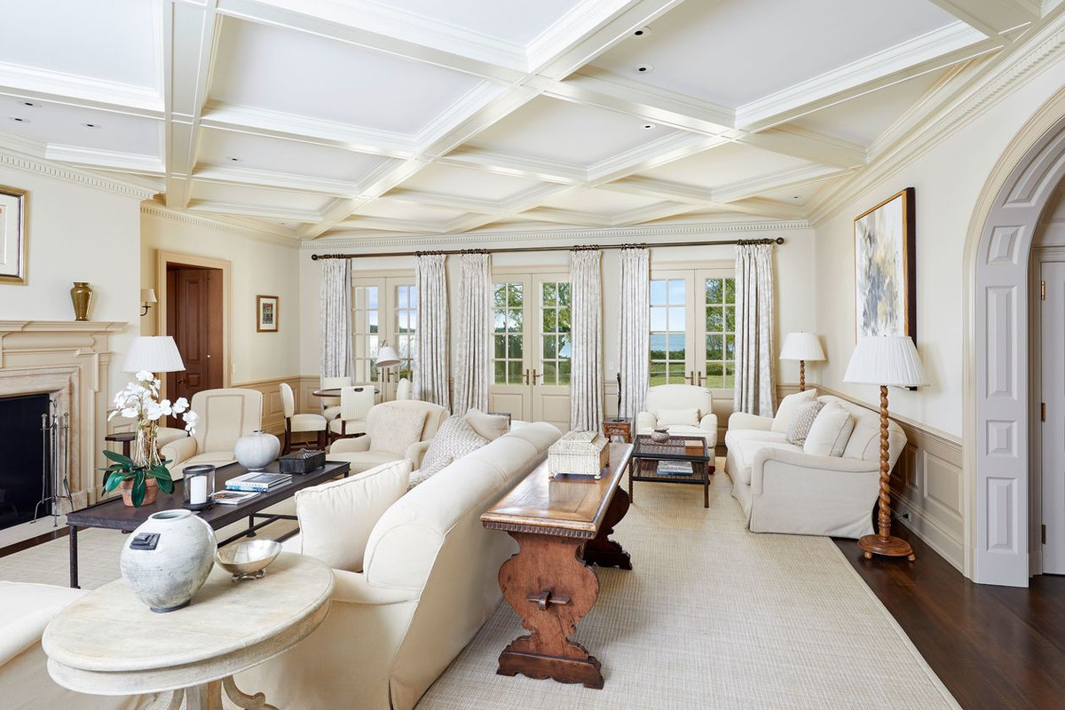 Nhiều không gian sinh hoạt bên trong ngôi nhà được lát sàn gỗ sồi 200 năm tuổi. Phòng khách sang trọng, thoáng đãng, nổi bật với chiếc lò sưởi bằng đá mang màu sắc cổ điển.