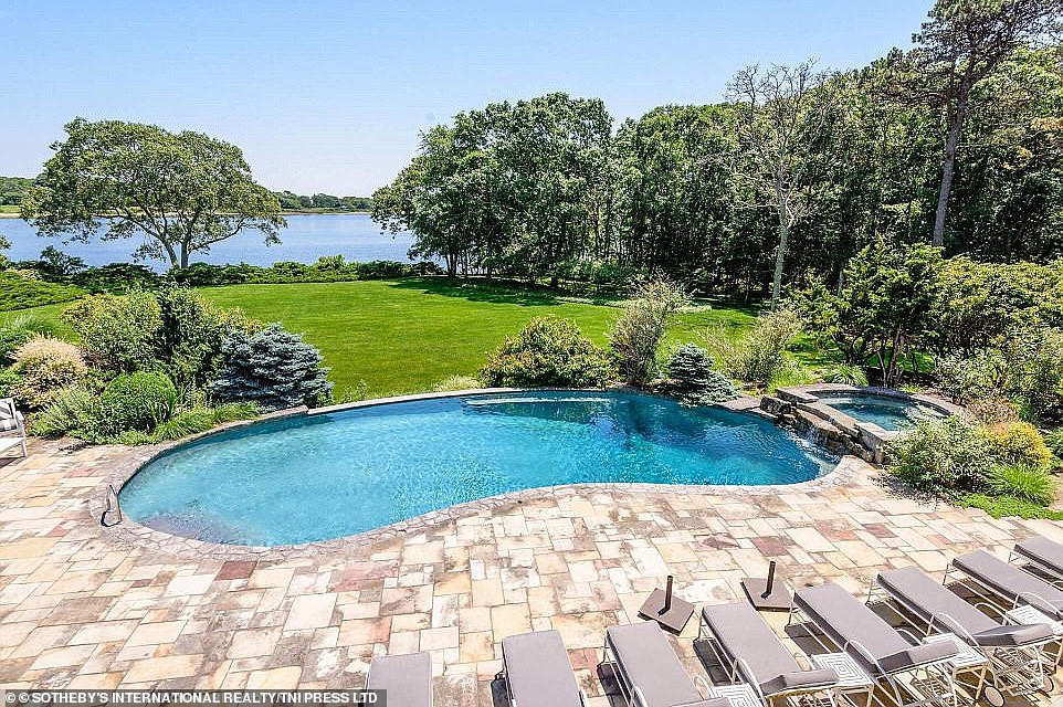 Hồ bơi và bồn nước nóng ngoài trời là địa điểm lý tưởng để gia chủ vừa ngâm mình vừa thưởng ngoạn cảnh sắc thiên nhiên.