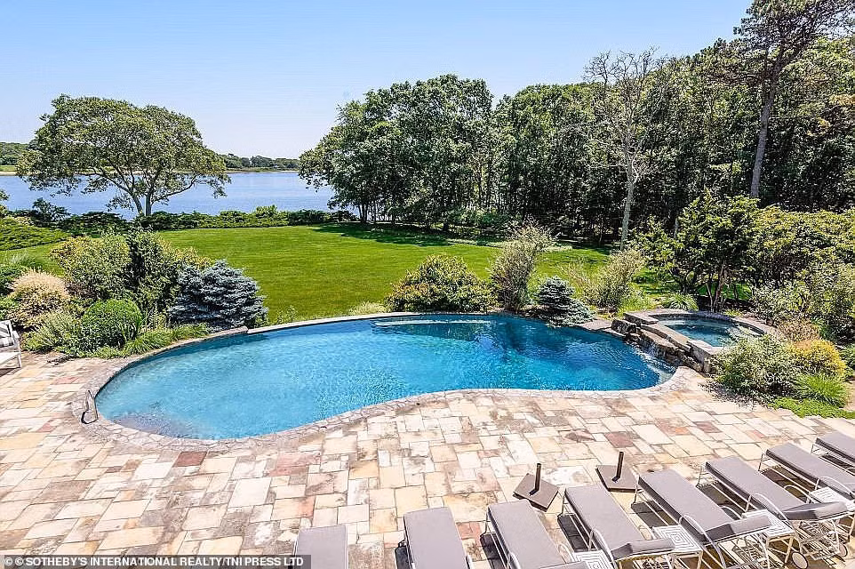 Hồ bơi và bồn nước nóng ngoài trời là địa điểm lý tưởng để gia chủ vừa ngâm mình vừa thưởng ngoạn cảnh sắc thiên nhiên.