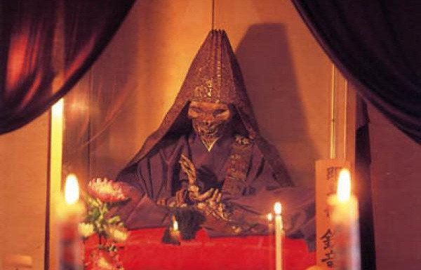 Một trong những phương pháp kì lạ khác mà người xưa tin để có thể trở nên bất tử là ướp xác cơ thể sống của chính mình. Tục ướp xác sống này được những nhà sư thuộc dòng tu bí truyền Shingon ở Nhật thực hiện từ 1.000 năm trước. Thường thì những nhà sư sau khi tự ướp xác mình sẽ không bị coi là “chết” mà là rơi vào trạng thái thiền sâu. Nhiều người tin rằng, những người đã thiền sâu sẽ ở trong trạng thái đó hàng tỷ năm, sau đó họ sẽ sống lại với một cơ thể nguyên vẹn.