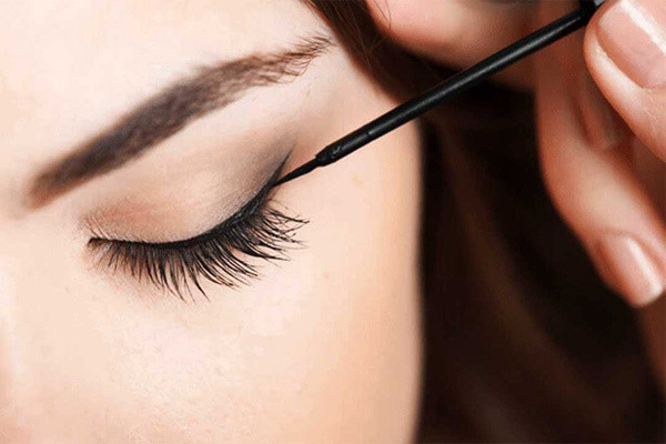 5 hanh dong nho gay tac hai cho mat-Hinh-2