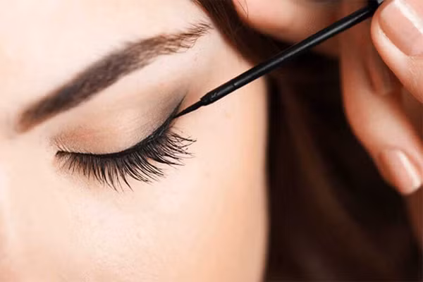 5 hanh dong nho gay tac hai cho mat-Hinh-2