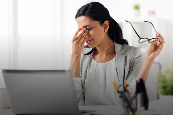 5 hanh dong nho gay tac hai cho mat