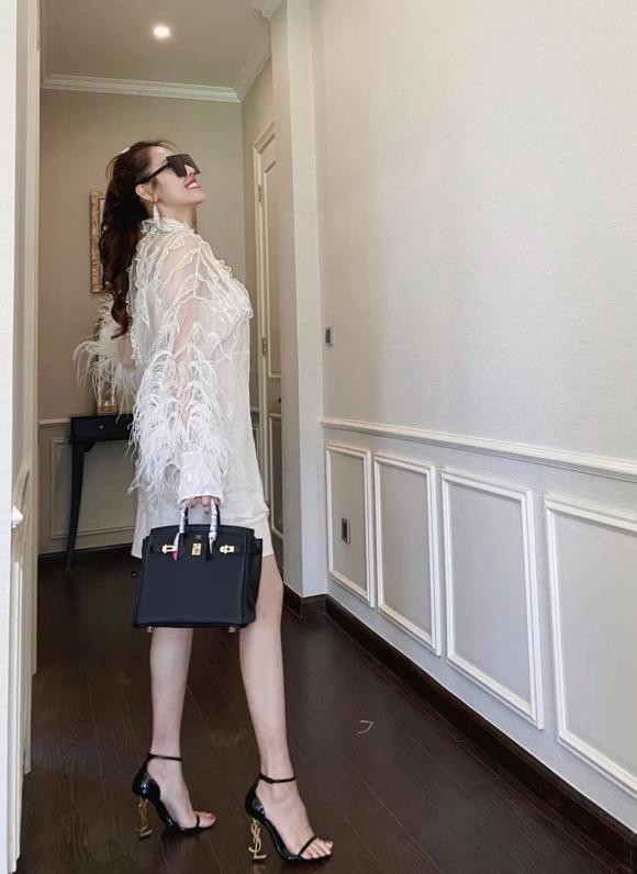 Bau 5 thang, Que Van van so huu voc dang thon gon