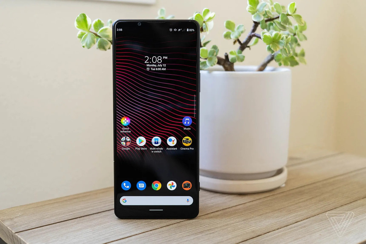 Thông số màn hình của Xperia 1 III rất nổi bật, với tỉ lệ khung hình 21:9 và độ phân giải 4K. Smartphone cao cấp nhất của Sony còn được trang bị tấm nền OLED và tần số quét 120 Hz. Đây sẽ là chiếc điện thoại đầu tiên trên thế giới có màn hình 4K 120 Hz. Tuy nhiên, độ phân giải 4K sẽ chỉ được bật lên tùy vào ứng dụng, nội dung đang hiển thị. The Verge nhận định màn hình có chất lượng tốt, khi bật chế độ 120 Hz thì pin hao nhanh hơn nhưng không nhiều. Dù vậy, màn hình Xperia 1 III hơi tối nếu dùng ngoài ánh nắng.