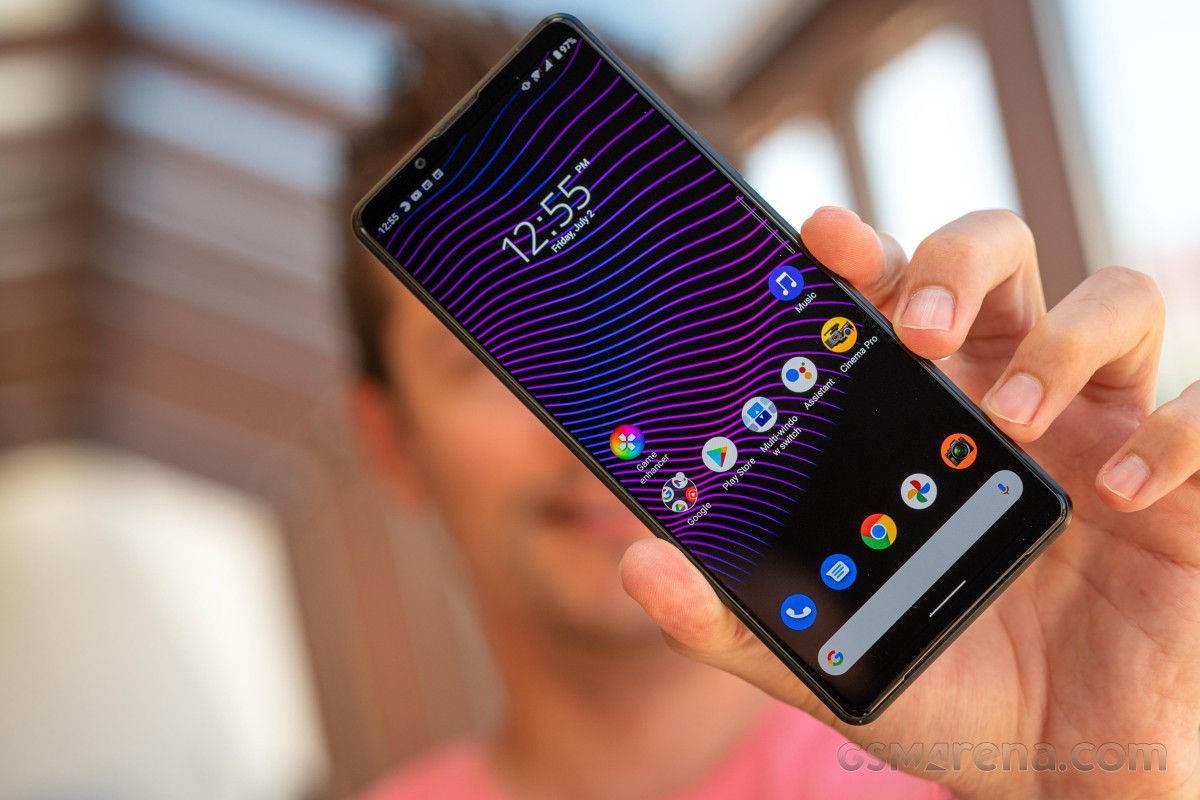 Là smartphone cao cấp nhất đến từ Sony, Xperia 1 III được trang bị chip Snapdragon 888 cùng với bộ nhớ RAM 12 GB và bộ nhớ trong 256 GB. Tuy nhiên, theo GSM Arena hiệu năng của máy vẫn thua kém một chút so với các đối thủ. Xperia 1 III đạt điểm hiệu suất bình quân là 3.515 khi chấm trên thang Geekbech 5, thấp hơn một chút so với các mẫu smartphone khác sử dụng cùng loại chip. Để so sánh, con số nay đối với Samsung S21 Ultra là 3.518, trong khi Oneplus 9 Pro đạt kết quả 3.636.