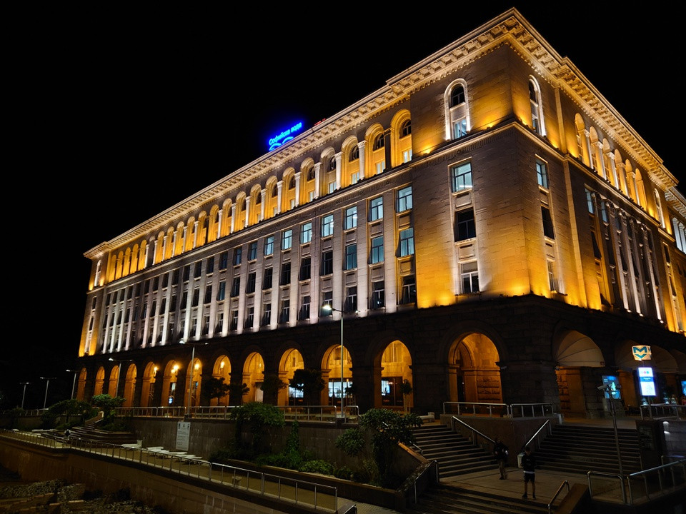 br/> Còn ở trong điều kiện thiếu sáng, camera chụp được những bức ảnh sắc nét và có độ chi tiết cao, kiểm soát tốt độ nhiễu. Độ trung thực vẫn duy trì ở các bức ảnh chụp trong điều kiện ánh sáng yếu.