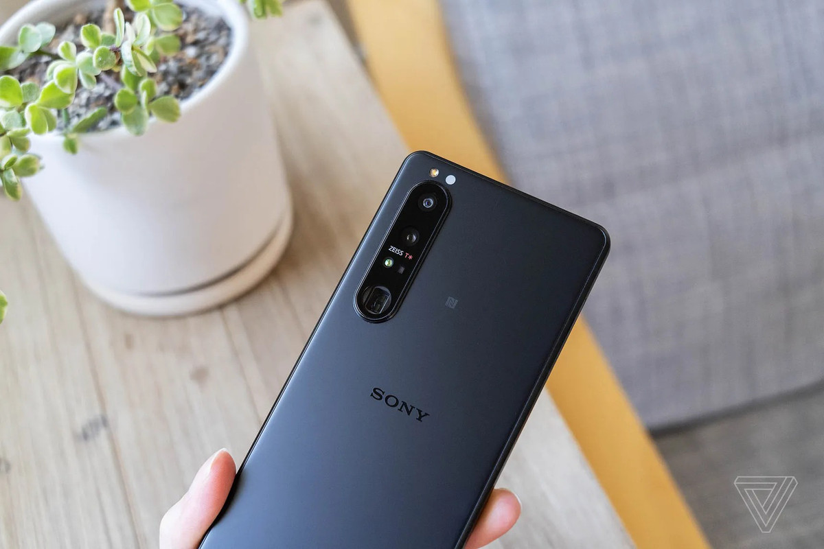 Pin của Xperia 1 III có dung lượng 4.500 mAh. Theo đánh giá của The Verge, pin của máy đủ dùng một ngày và có thể phải dùng kèm sạc dự phòng nếu sử dụng nhiều. Ngoài ra, smartphone này có các tiêu chuẩn chống nước, chống bụi IP65/68 như các mẫu điện thoại cao cấp trước đó của Sony. Kính Gorilla Glass 6 được trang bị cả hai mặt trước sau của Xperia 1 III.