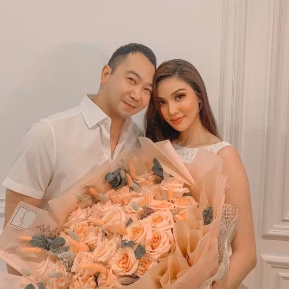 Lan Khue va ong xa doanh nhan tron con di hen ho-Hinh-2