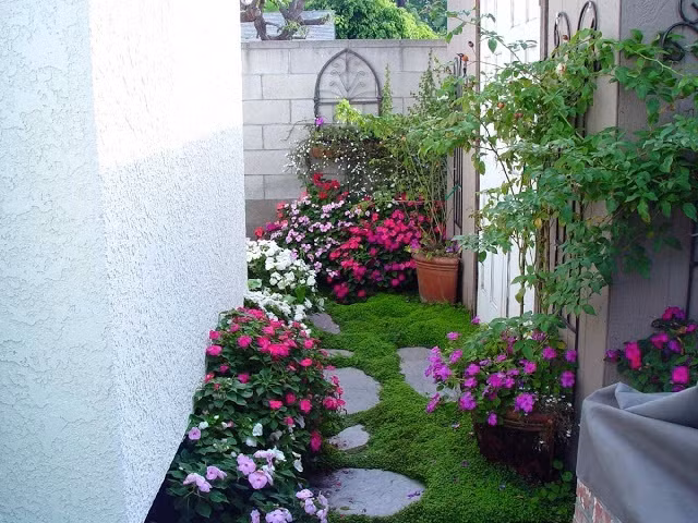 Không phải căn nhà nào cũng có đủ diện tích để thiết kế sân vườn quy mô lớn. Với các ngôi nhà nhỏ, đặc biệt là nhà phố nhưng chủ nhân lại muốn hòa mình với cỏ cây hoa lá thì kiểu vườn nhỏ xinh như thế này dường như chưa bao giờ lỗi mốt