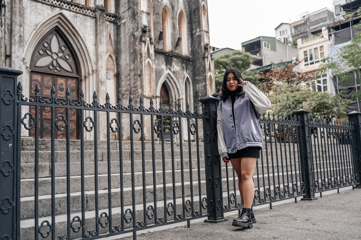 Tranh thủ ngày chủ nhật được nghỉ học, Phương Thảo (sinh viên đại học FPT) cùng nhóm bạn bắt xe buýt xuống trung tâm thành phố. “Mình mặc quần ngắn thấy khá lạnh nhưng mặc vậy chụp ảnh lên hình sẽ đẹp”, cô bạn nói.