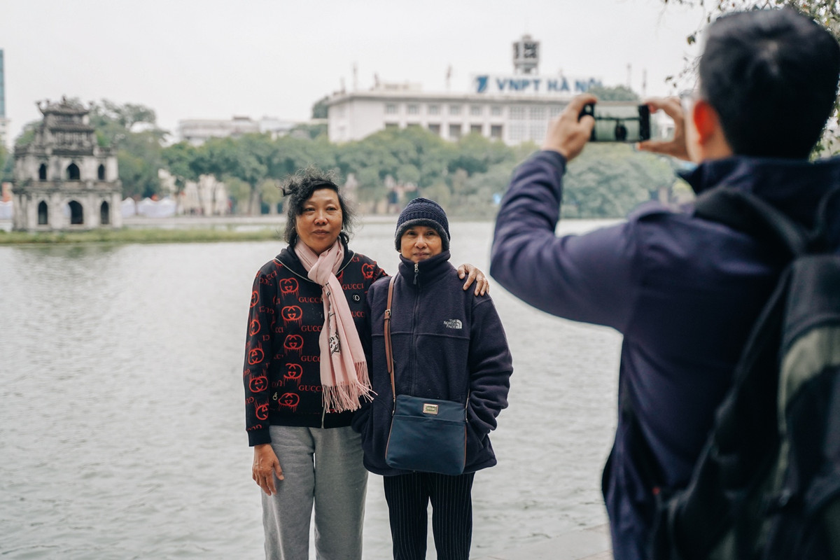 “Tôi ra Hà Nội mấy lần rồi nhưng chưa từng trải nghiệm mùa đông ở thủ đô. Cảm giác lần này khá thích thú. Tôi có theo dõi dự báo thời tiết nên đã chuẩn bị đủ quần áo ấm”, cô Chất (TP.HCM), cho hay.
