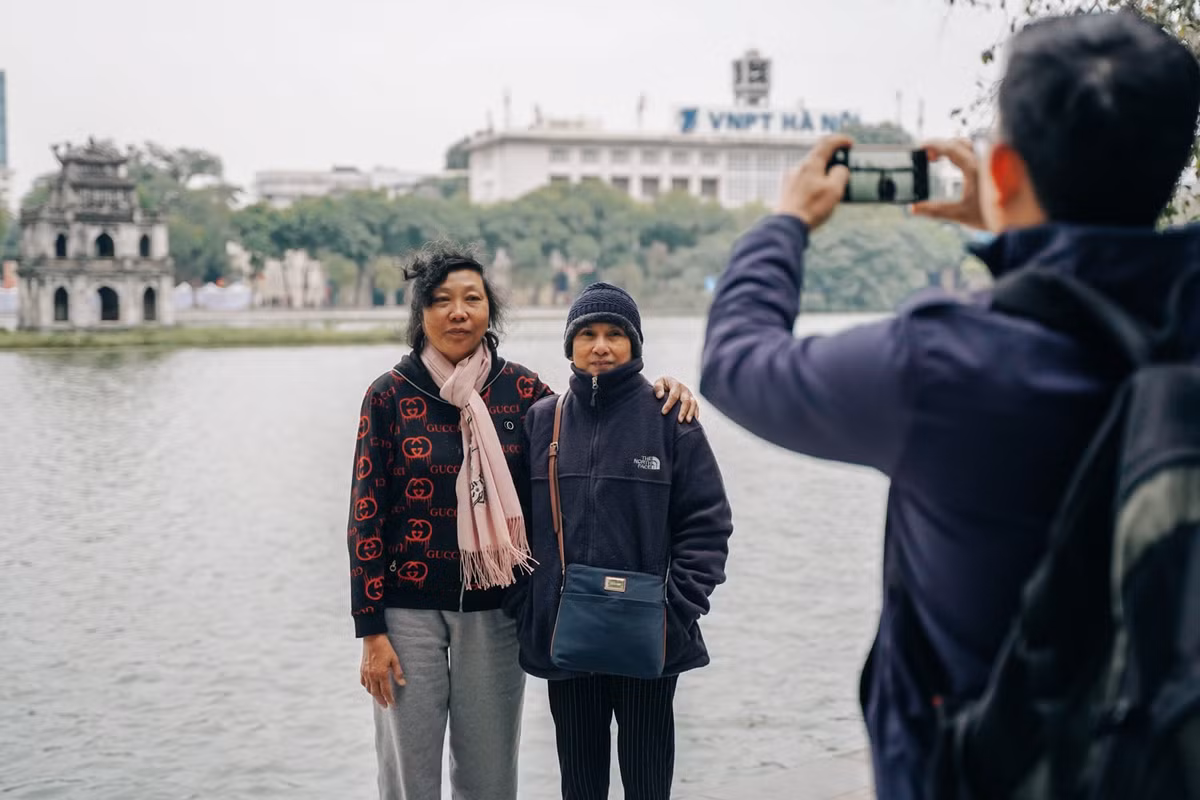 “Tôi ra Hà Nội mấy lần rồi nhưng chưa từng trải nghiệm mùa đông ở thủ đô. Cảm giác lần này khá thích thú. Tôi có theo dõi dự báo thời tiết nên đã chuẩn bị đủ quần áo ấm”, cô Chất (TP.HCM), cho hay.