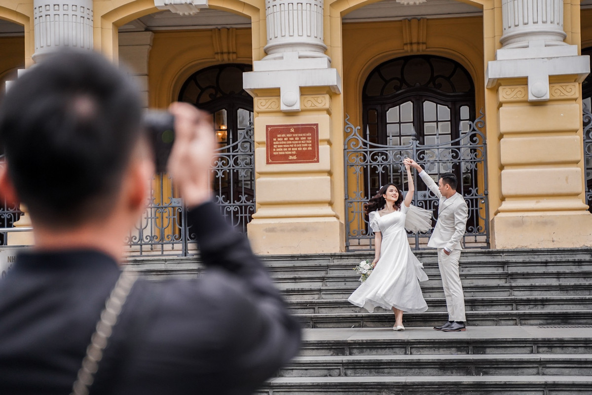 Chụp ảnh cưới vào đúng đợt rét đậm rét hại, song cô dâu Thu Trang không cảm thấy quá rét khi chỉ mặc độc chiếc váy trắng hở lưng. “Có lẽ hôm nay bọn mình có khá nhiều cảm xúc nên cả hai đều quên đi cái lạnh”, cô dâu chia sẻ.