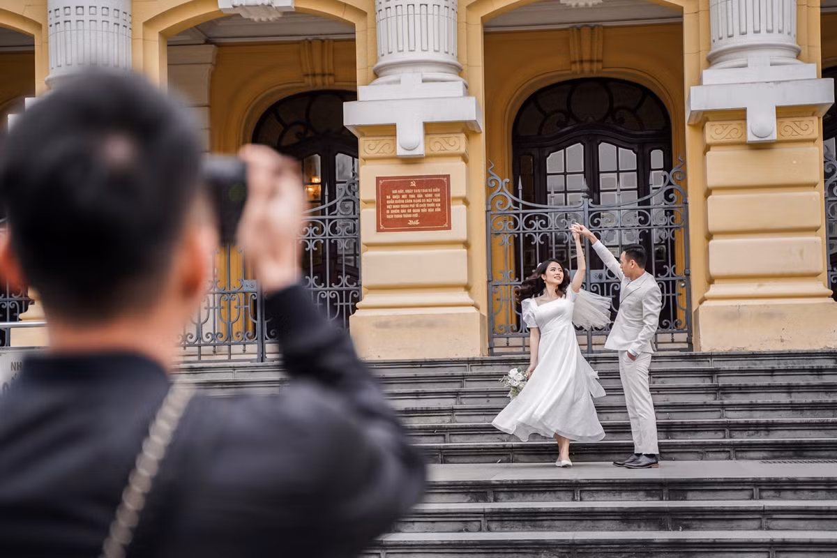 Chụp ảnh cưới vào đúng đợt rét đậm rét hại, song cô dâu Thu Trang không cảm thấy quá rét khi chỉ mặc độc chiếc váy trắng hở lưng. “Có lẽ hôm nay bọn mình có khá nhiều cảm xúc nên cả hai đều quên đi cái lạnh”, cô dâu chia sẻ.