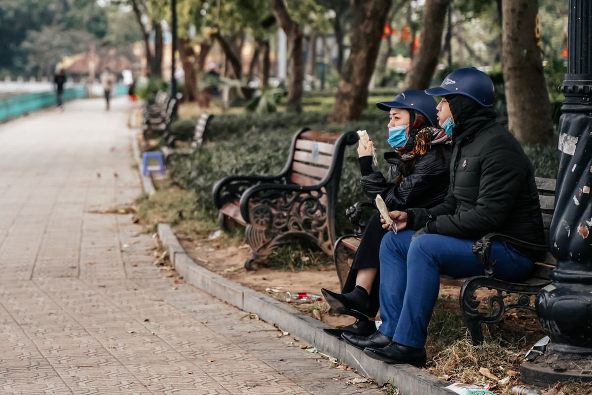 Trái ngược với khung cảnh giới trẻ tụ tập đông đúc thường ngày, mạn hồ Tây vắng vẻ vào ngày rét đậm rét hại. Đường ven hồ lác đác vài người đàn ông đi câu cá. Chỉ còn số ít người vẫn ngồi ở ghế đá uống nước, trò chuyện.