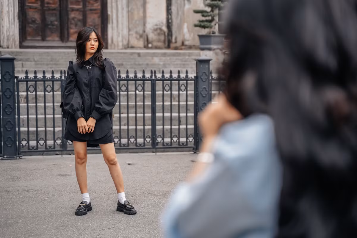 Tại khu vực nhà thờ Lớn, các bạn trẻ tụ tập chụp hình. Nhiều cô gái diện váy ngắn, quần short trong ngày 10 độ C.