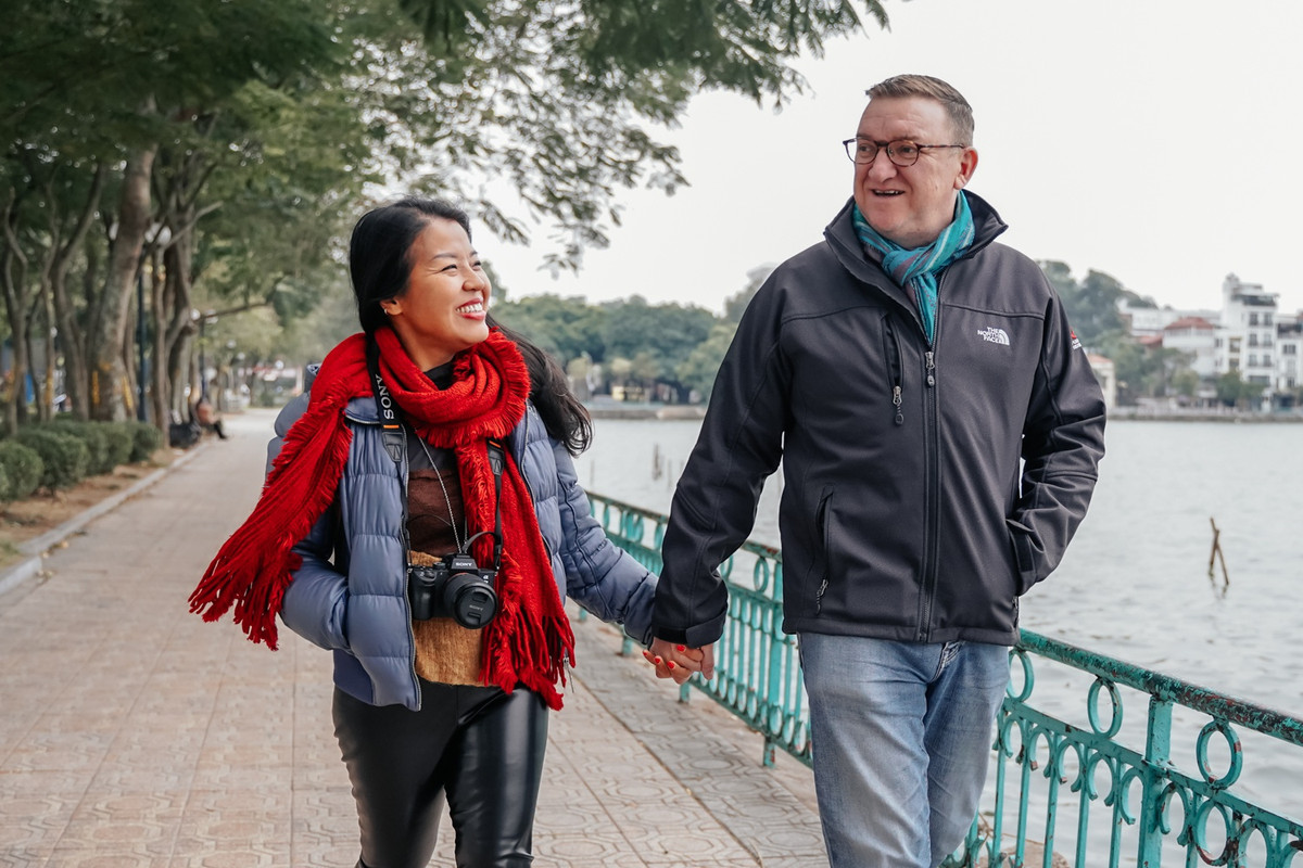 “Nắm tay đi bộ vào những ngày lộng gió thế này khiến chúng tôi cảm thấy lãng mạn hơn”, cặp Martin và Hương (sinh sống ở TP.HCM) chia sẻ. Đã quen với cái lạnh ở châu Âu, cả hai không thấy khó khăn để thích nghi với thời tiết mùa đông Hà Nội.
