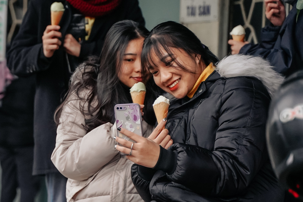 Gần trưa, nhiều người vẫn ghé qua cửa hàng kem trên đường Thanh Niên. “Ăn kem mùa đông có điều thú vị riêng, nhất là các hàng kem truyền thống đều có vị kem quen thuộc, rất ngon”, một khách hàng chia sẻ.