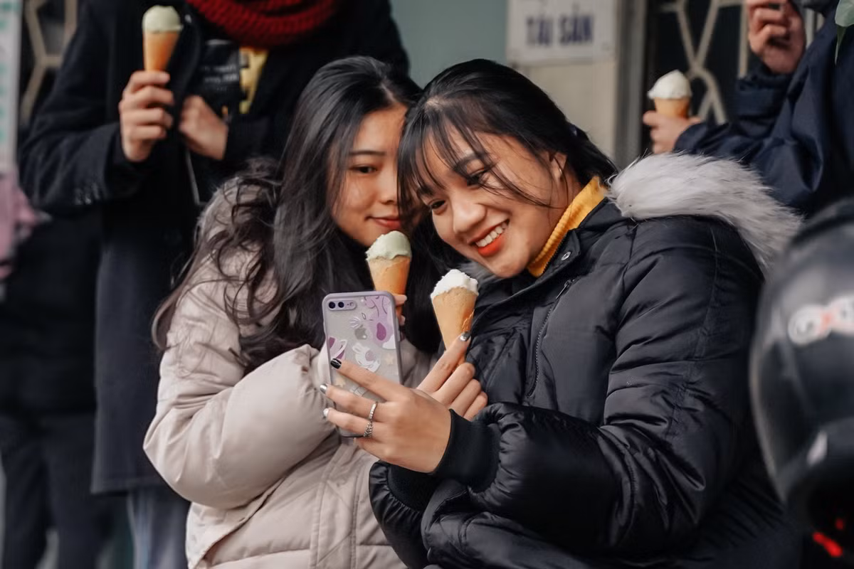 Gần trưa, nhiều người vẫn ghé qua cửa hàng kem trên đường Thanh Niên. “Ăn kem mùa đông có điều thú vị riêng, nhất là các hàng kem truyền thống đều có vị kem quen thuộc, rất ngon”, một khách hàng chia sẻ.