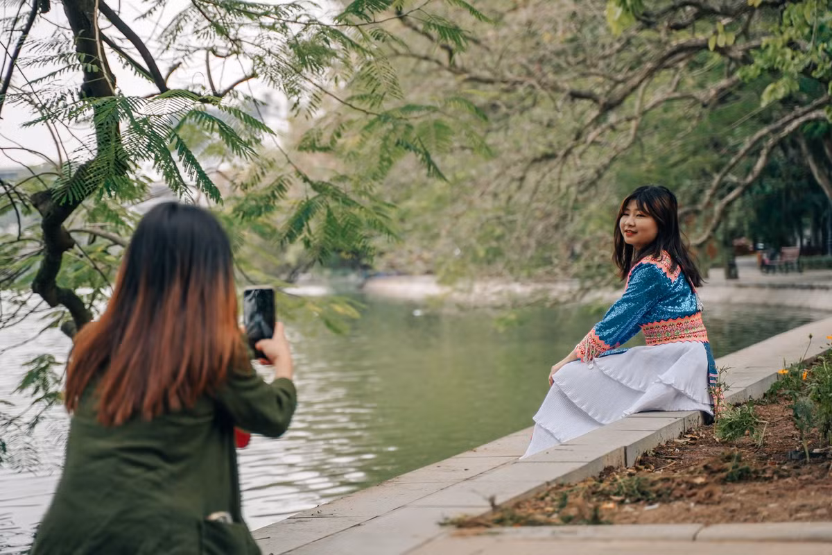 Từ sáng, xung quanh khu vực hồ Hoàn Kiếm, các du khách vừa đi bộ vừa tranh thủ chụp hình. “Mình sinh sống ở vùng núi cao nên xuống dưới Hà Nội không thấy lạnh lắm, vẫn có thể mặc váy dân tộc chụp ảnh”, bạn gái đến từ Yên Bái, chia sẻ.