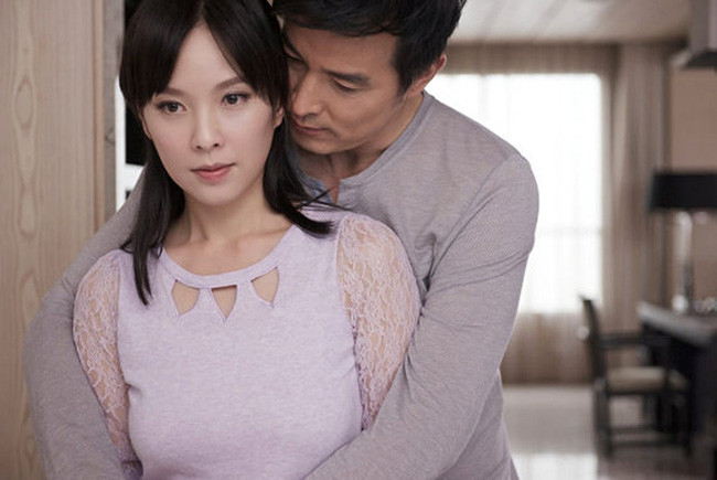 Phát hiện bí mật kinh khủng từ điện thoại mới tặng cho người chồng mẫu mực Phat hien bi mat kinh khung tu dien thoai moi tang cho nguoi chong mau muc