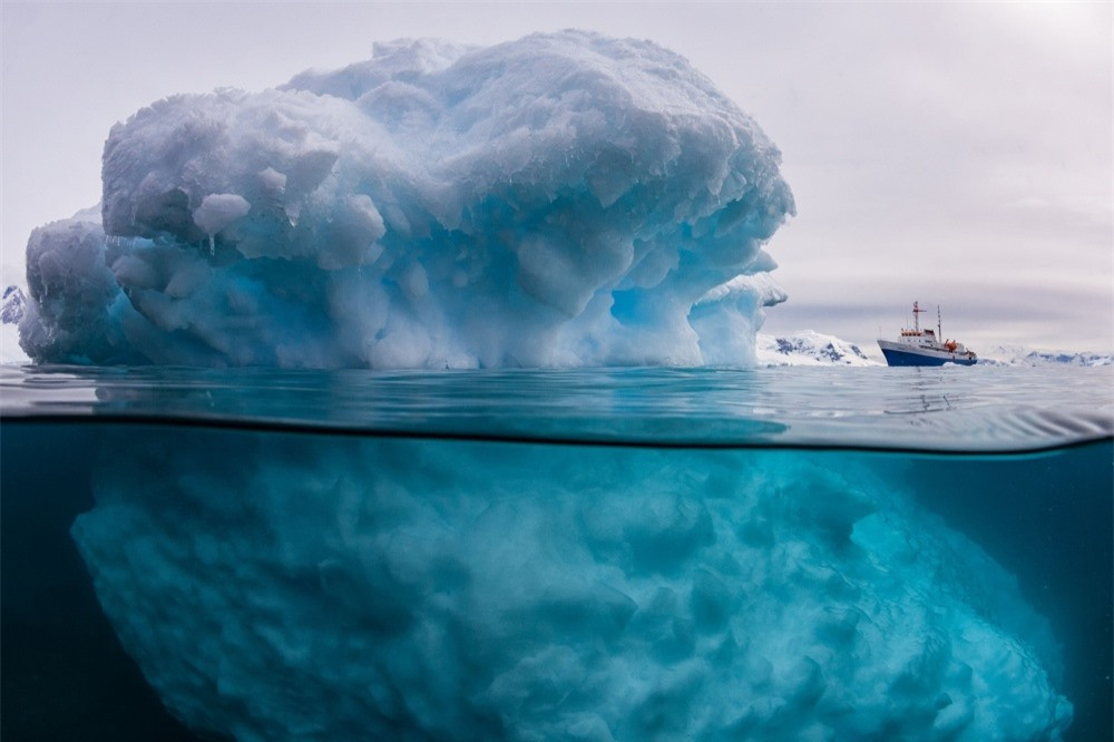 Bên dưới của tảng băng trôi.