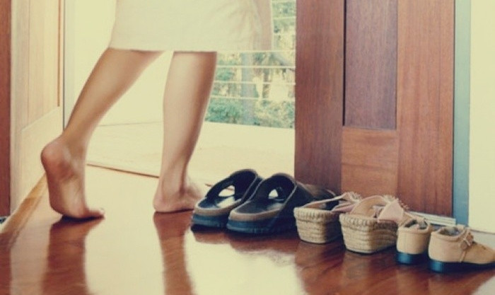 Vợ thường giấu giày sau mỗi lần đi làm về muộn và lý do thật sự Vo thuong giau giay sau moi lan di lam ve muon va ly do that su