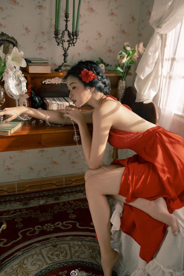 Để có được bức ảnh 'để đời', Mai Linh đã gặp không ít những khó khăn. Cô nàng chia sẻ: "Thần thái, góc mặt của chị Yoen đỉnh lắm nên mình phải ngắm đi ngắm lại để hiểu được ánh mắt , góc mặt như thế nào và diễn làm sao cho đúng nữa.