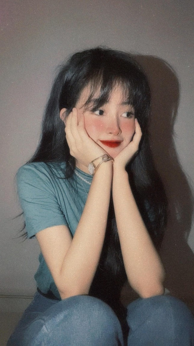 Bức ảnh cover diễn viên Jung Ho Yoen chỉ là một chút ngẫu hứng của cô nàng bởi Ho Yoen có một nét độc lạ và cuốn hút. Mai Linh cho biết cô nàng có chút tiếc nuối bởi không có mái tóc ngắn như nhân vật nên đành cover tấm ảnh với mái tóc dài. Dẫu vậy thì tấm ảnh vẫn tôn được thần thái, góc mặt của nữ sinh Sài Thành.