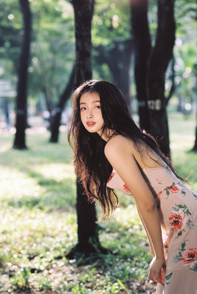 Được biết, Mai Linh hiện đang theo đuổi xu hướng vintage, retro Hồng Kông đang nổi rần rần trên các nền tảng mạng xã hội.