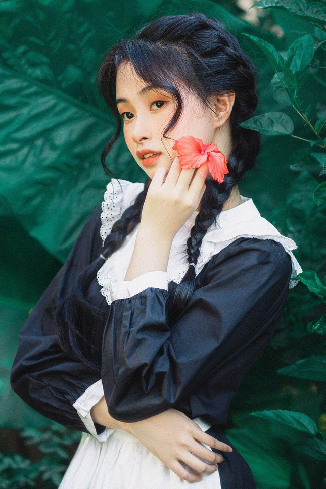 Sau đó là phần tóc chị ấy để ngôi giữa và tóc dày, còn mình thì phần tóc con ở trán bị cứng nên phải ngồi xử lí mãi, còn makeup thì mình chỉ thêm tàn nhang vì mình thấy có điểm nhấn cho khuôn mặt".