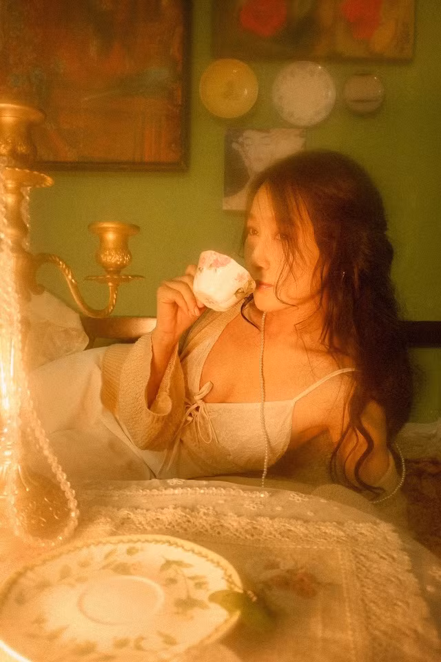 Không chỉ thành công trong mảng diễn xuất, Vi Xù cũng là một trong những mẫu ảnh có tiếng và từng bộ ảnh của cô nàng đều được người hâm mộ đón nhận.